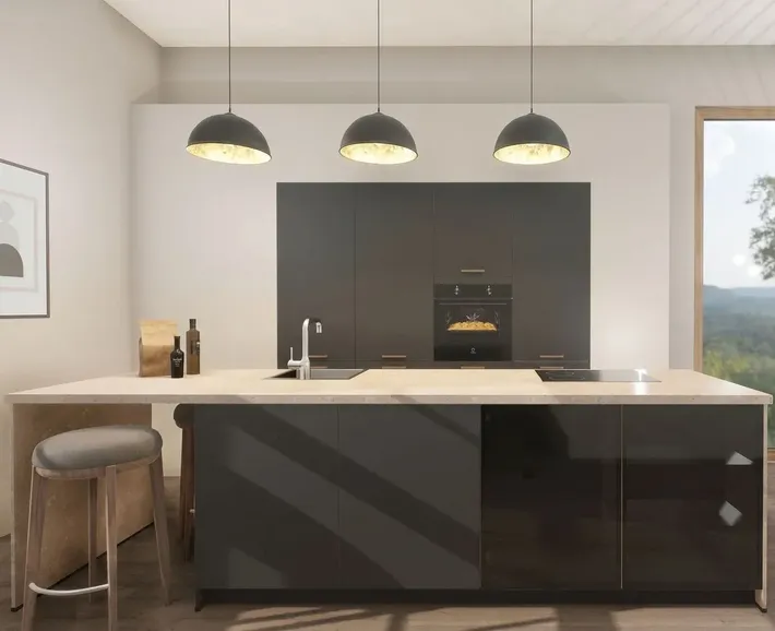 Edle Design-keittiö mit Hydra-ovet in mattaem musta. Die tiefschwarzen kahvattomat korkeat kaapit und die keittiöninsel strahlen puren Minimalismus aus, kombiniert mit einer hellen työtaso und schwarzen riippuvalaisimet.