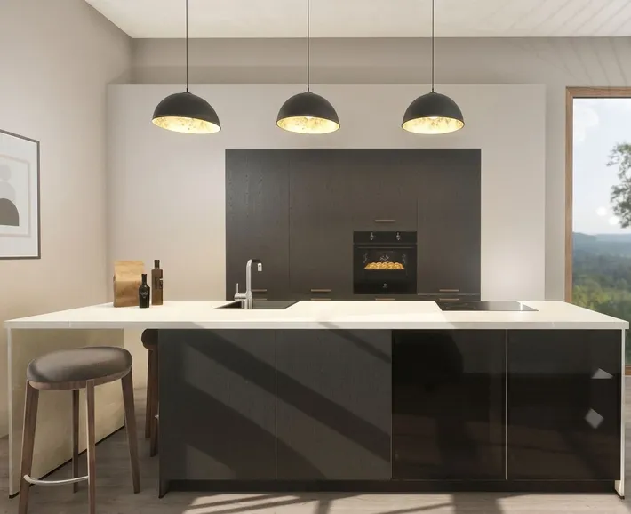 Elegante Design-keittiö der Serie Materia im schwarzen Eichenholz-Dekor. Die dunkle, strukturierte Holzoptik der ovet an korkeat kaapitn und keittiöninsel wirkt luxuriös und moderni.
