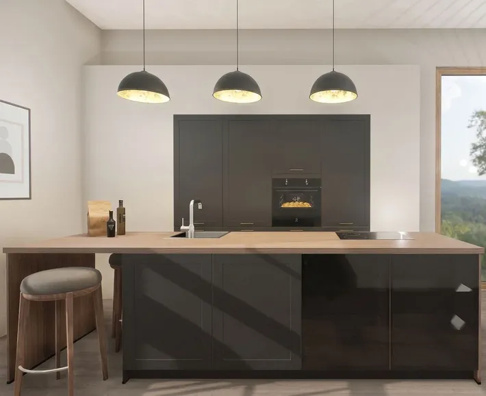 Ausdrucksstarke, dunkle Design-keittiö der Serie Novia mit schwarzen kehysovet. Die profilierten, mattaschwarzen Schränke und die keittiöninsel strahlen puren Elegenz und Modernität aus.