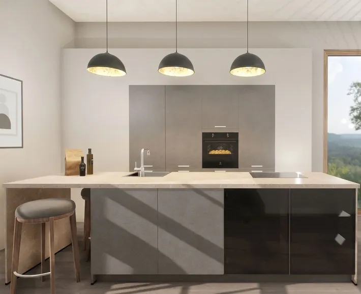 Elegante keittiö mit Quadra-ovet im erdigen Terra-Grau. Die mattaen, grauen korkeat kaapit und die keittiöninsel wirken moderni und beruhigend, abgerundet durch schwarze Kontrastfronten.