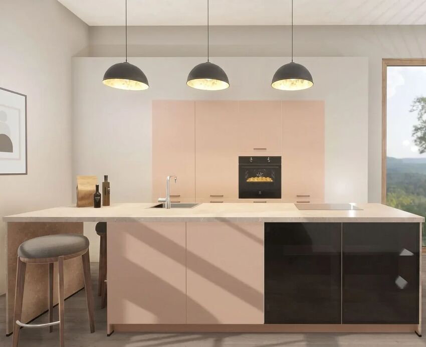 Moderni keittiö mit Hydra-ovet im sanften korallinton. Die warmen, mattaen keittiönschränke im Hintergrund und die Insel im Vordergrund setzen einen farbigen Akzent, abgerundet durch schwarze Design-Elemente und drei schwarze riippuvalaisimet. Moderni keittiö mit Hydra-ovet im sanften korallinton. Die warmen, mattaen keittiönschränke im Hintergrund und die Insel im Vordergrund setzen einen farbigen Akzent, abgerundet durch schwarze Design-Elemente und drei schwarze riippuvalaisimet.